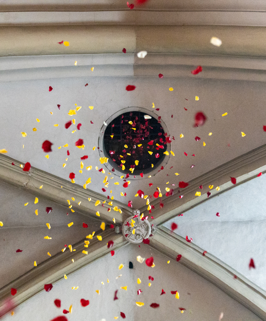 Pfingsten (der 'fünfzigste Tag' nach Ostern) erinnert an die Herabkunft des Heiligen Geistes auf die Apostel. Rosenblätter als Symbol für den Heiligen Geist. In Anlehnung an die Tradition zu Pfingsten im Pantheon („Pioggia delle Rose“) findet jährlic